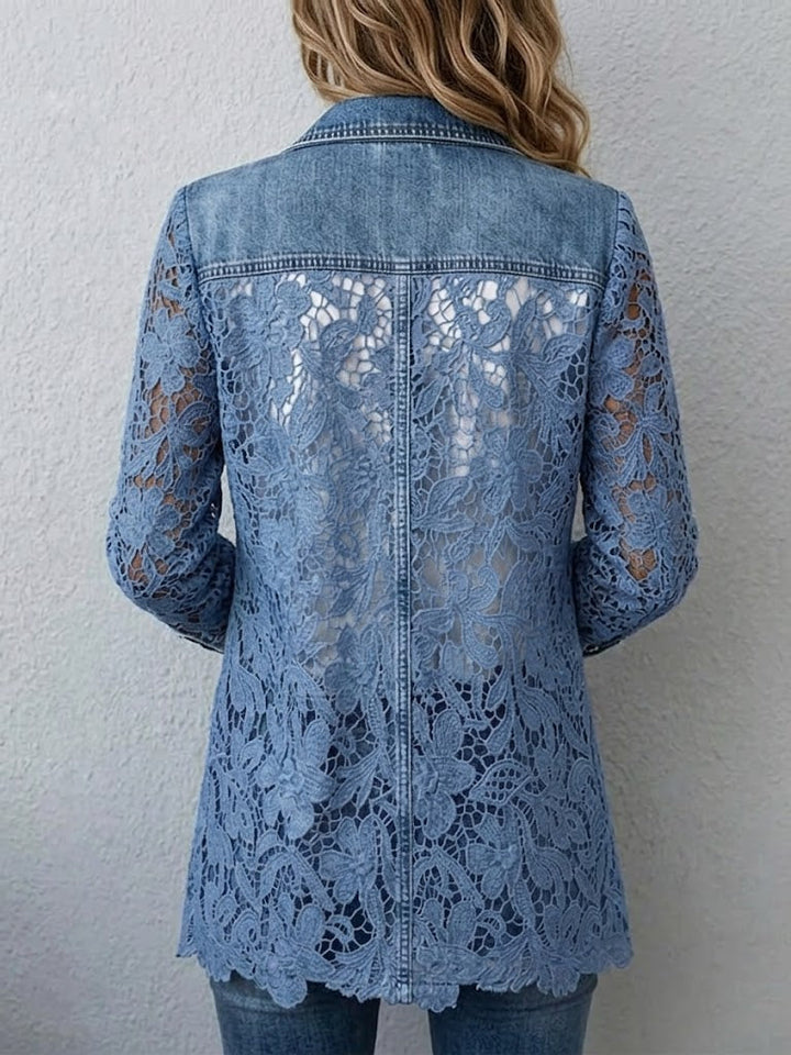 Doris Blazer in verwaschenem Blau mit durchbrochenen Blütenmustern an Ärmeln und Rücken – Stefan Berlin