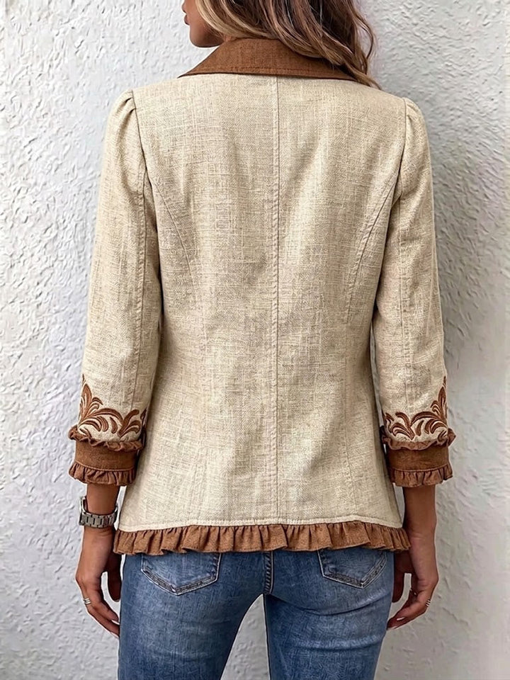 Heike Blazer in Creme mit brauner Ornamentbordüre und Kontrastrüschen – Stefan Berlin